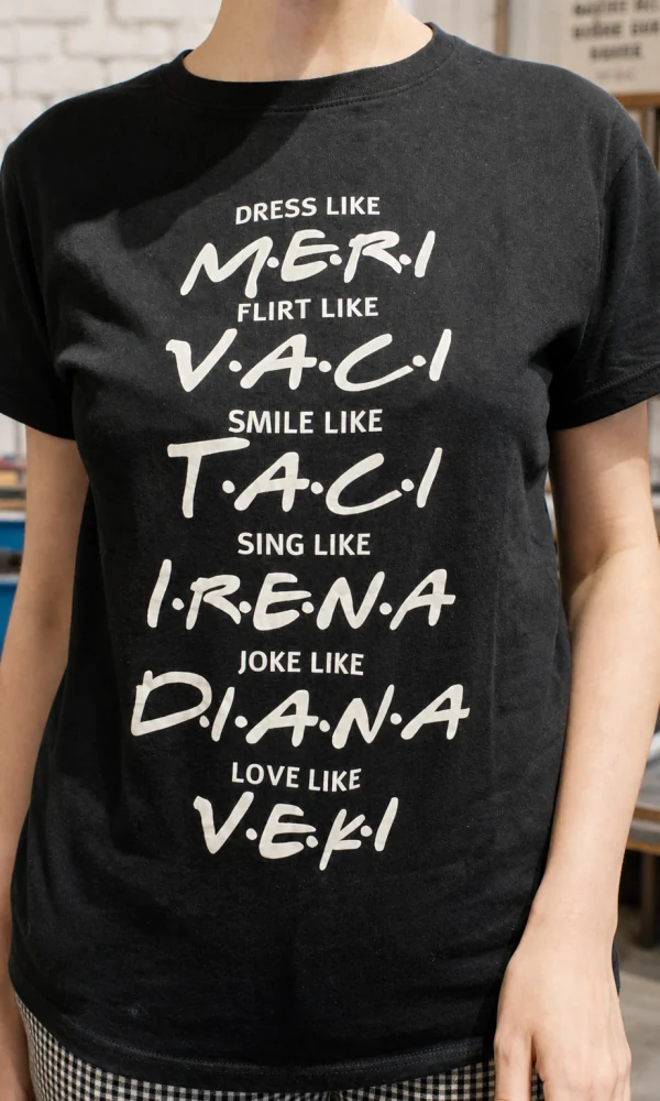 Izdelana črna majica z belim napisom z imeni, na osebi.