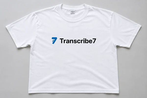 Izdelana bela majica z logotipom podjetja spredaj.